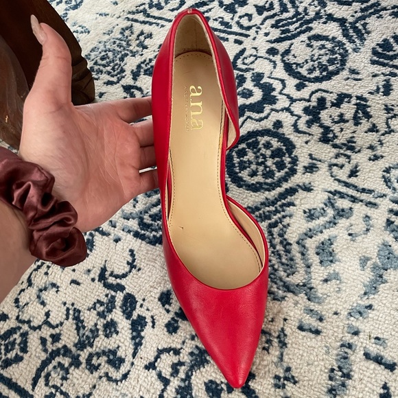 BEAUTIFUL Red Heels *ONLY WORN ONCE* - Picture 2 of 4